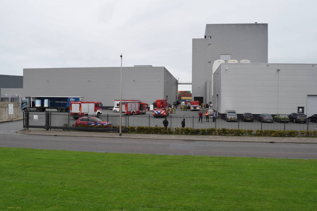 Hulpdiensten groots ingezet voor brand in bedrijfspand