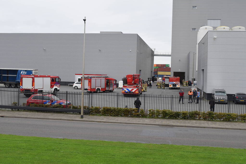 Hulpdiensten groots ingezet voor brand in bedrijfspand