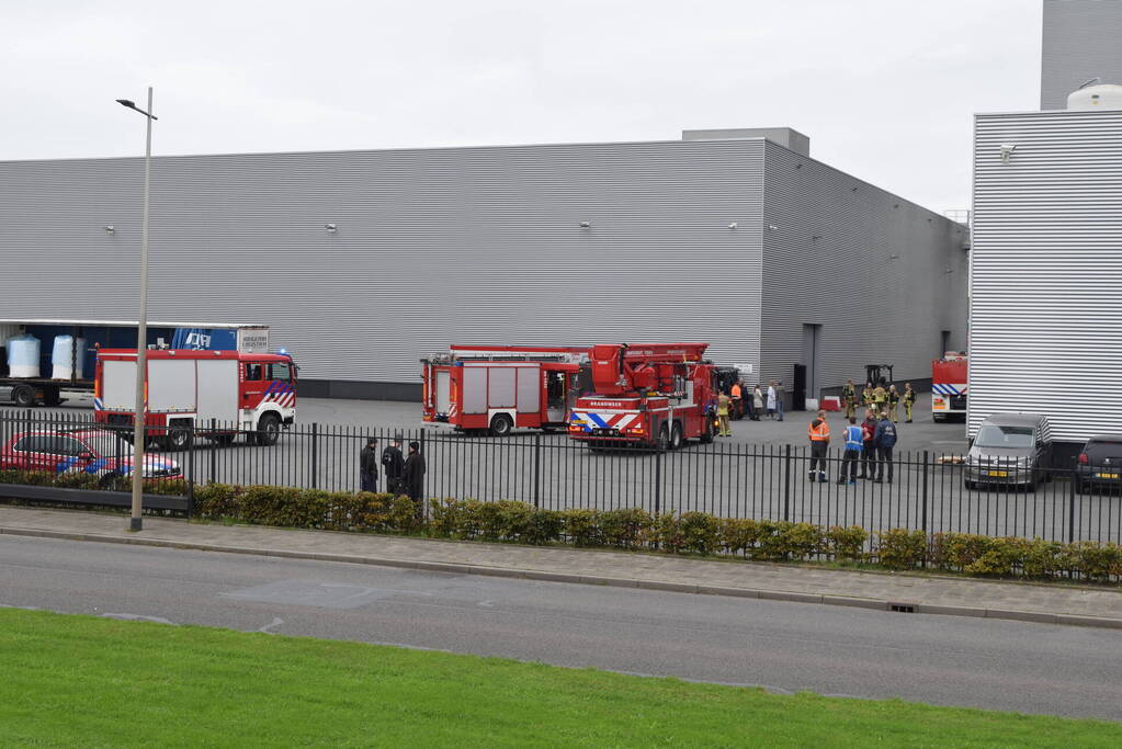 Hulpdiensten groots ingezet voor brand in bedrijfspand