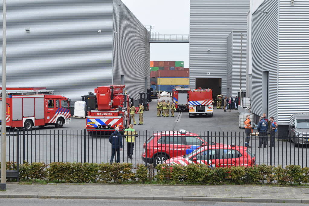 Hulpdiensten groots ingezet voor brand in bedrijfspand