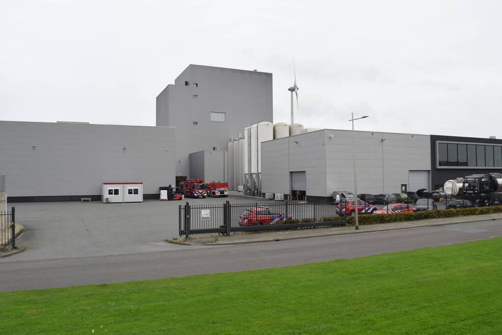 Hulpdiensten groots ingezet voor brand in bedrijfspand