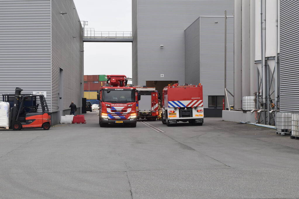 Hulpdiensten groots ingezet voor brand in bedrijfspand