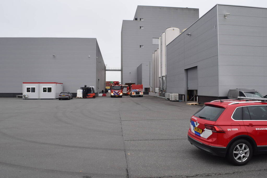 Hulpdiensten groots ingezet voor brand in bedrijfspand