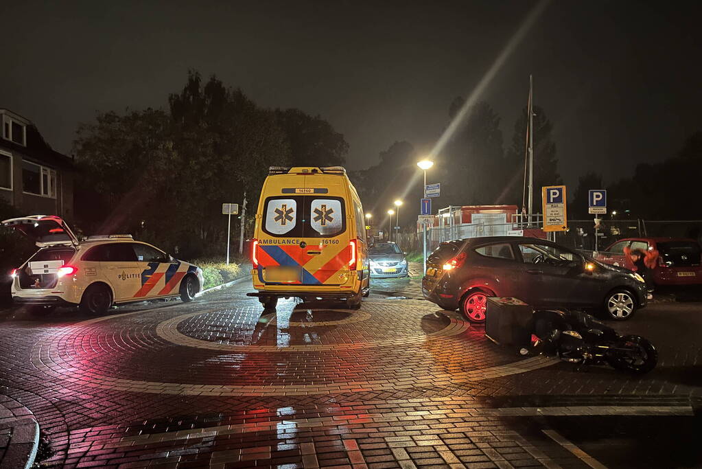 Scooterrijder en automobilist in botsing