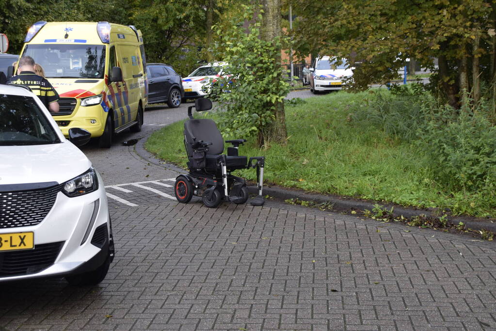 Persoon in rolstoel gewond bij aanrijding