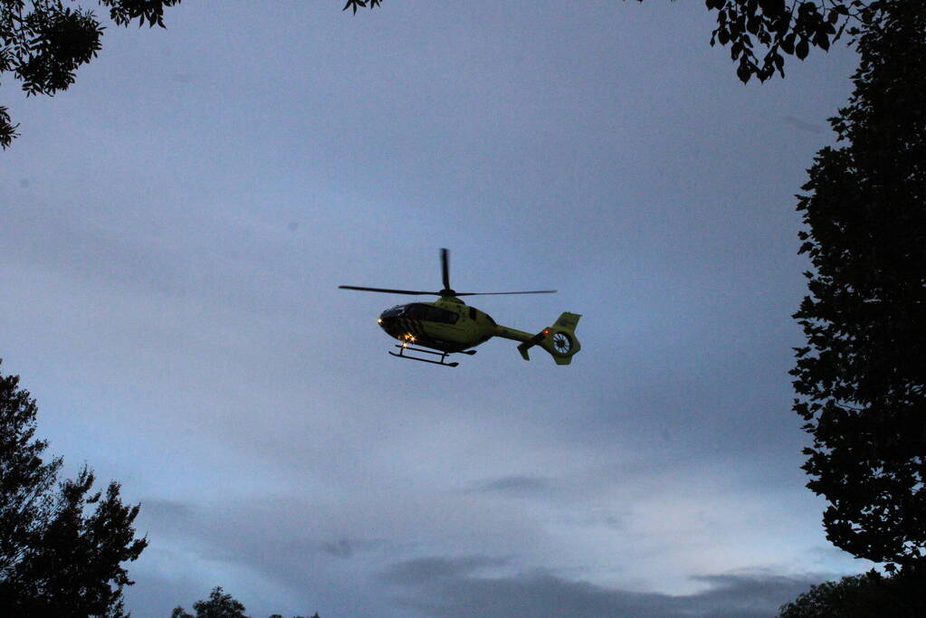 Traumahelikopter landt voor noodsituatie in zwembad