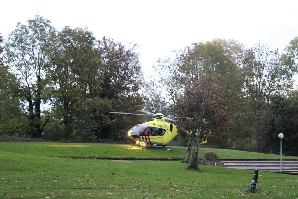 Traumahelikopter landt voor noodsituatie in zwembad