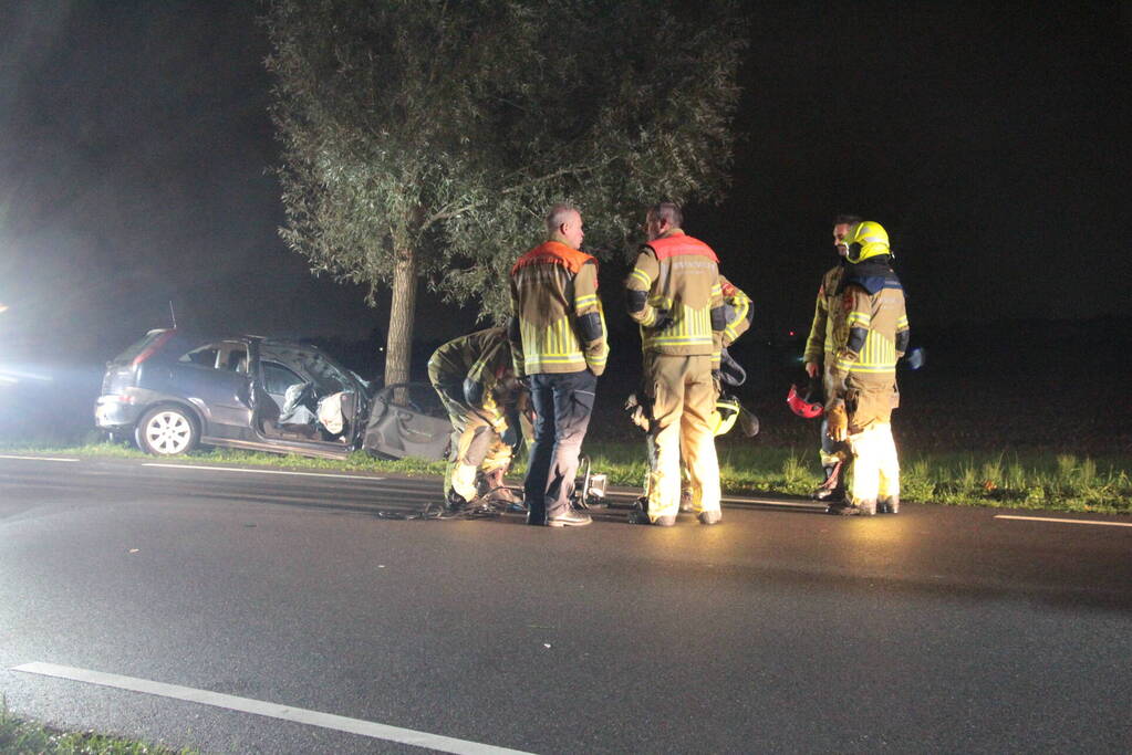 Bestuurder ernstig gewond bij frontale aanrijding met boom