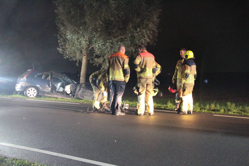Bestuurder ernstig gewond bij frontale aanrijding met boom