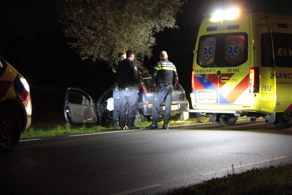 Bestuurder ernstig gewond bij frontale aanrijding met boom
