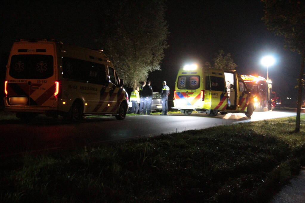 Bestuurder ernstig gewond bij frontale aanrijding met boom