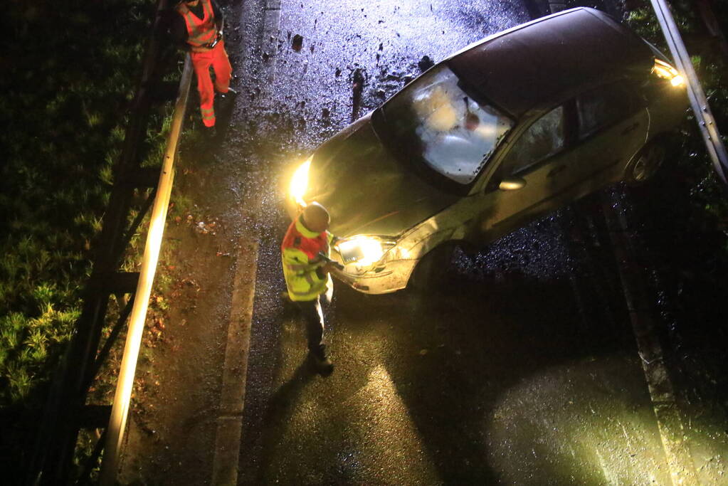Auto belandt op zijkant op afrit naar benzinestation