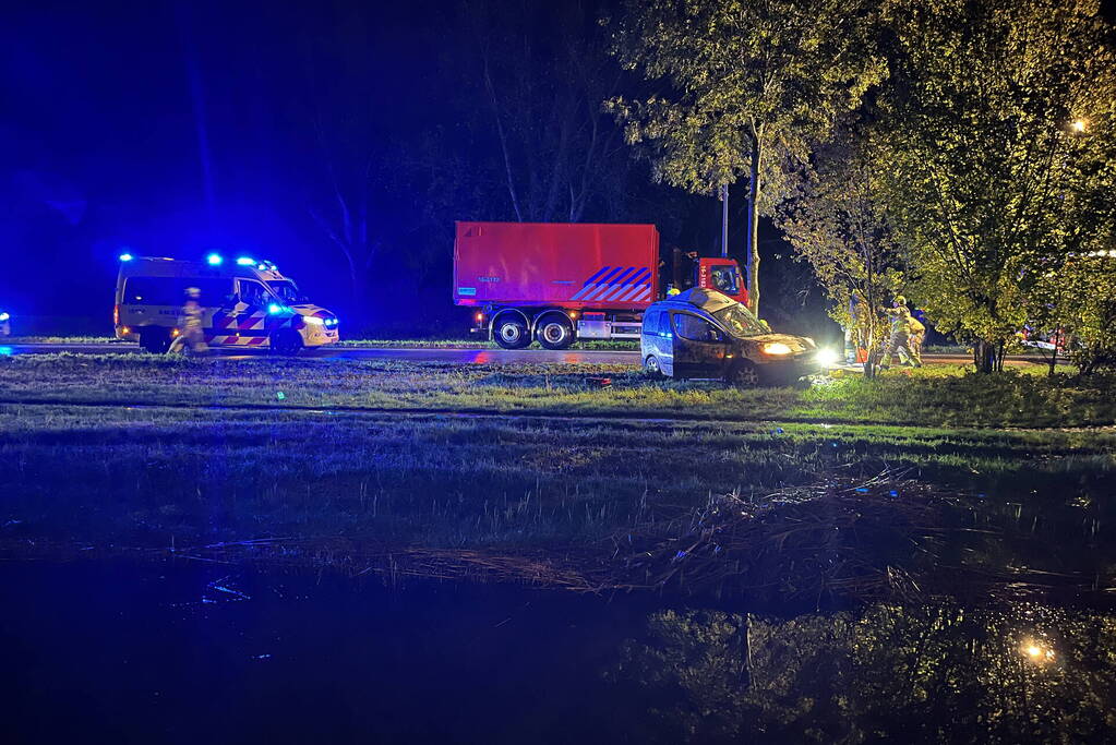 Ravage en beknelling nadat bus in boom boort