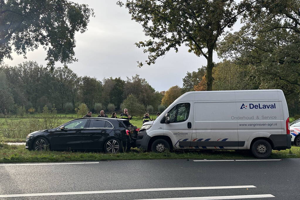 Bestelbus klapt achterop onopvallende politieauto