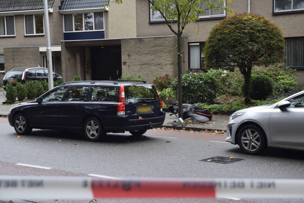 Overstekende scooter geschept door auto