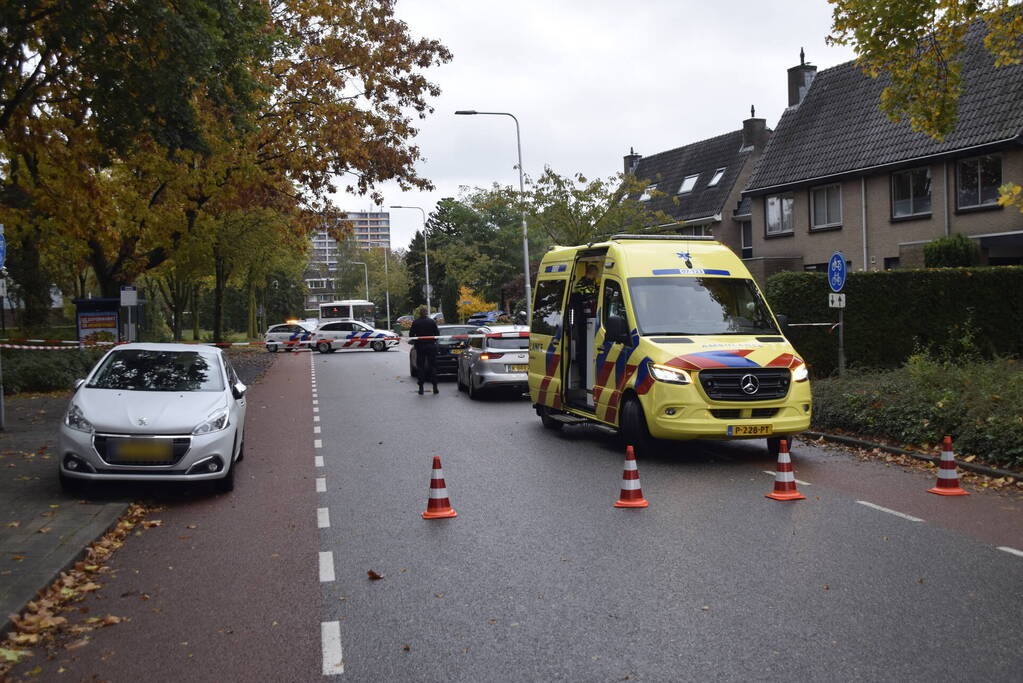 Overstekende scooter geschept door auto