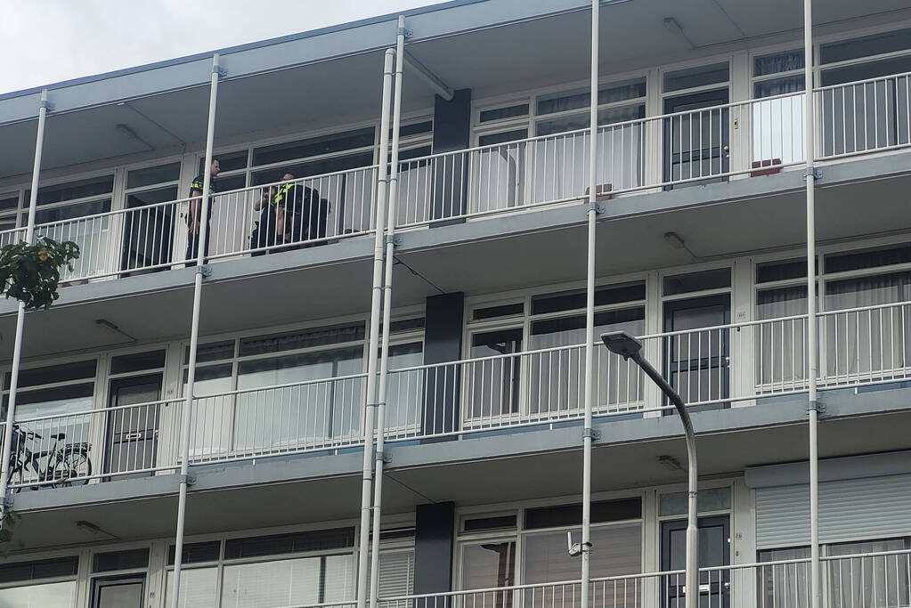 Politie houdt gesignaleerde aan in flat