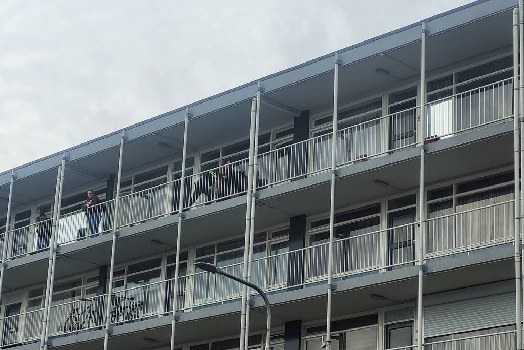 Politie houdt gesignaleerde aan in flat