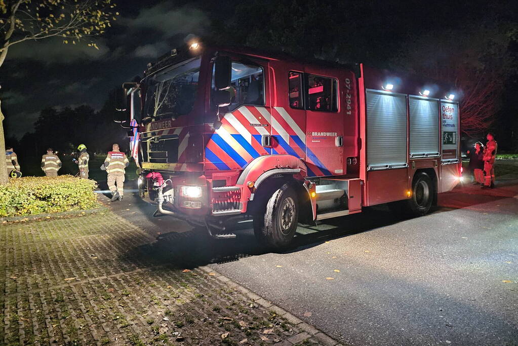 Brandweer blust brand met gieter