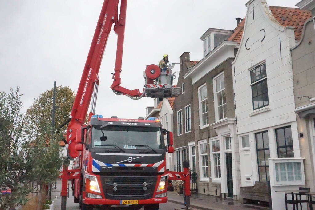Brandweer stelt loshangende dakgoot veilig