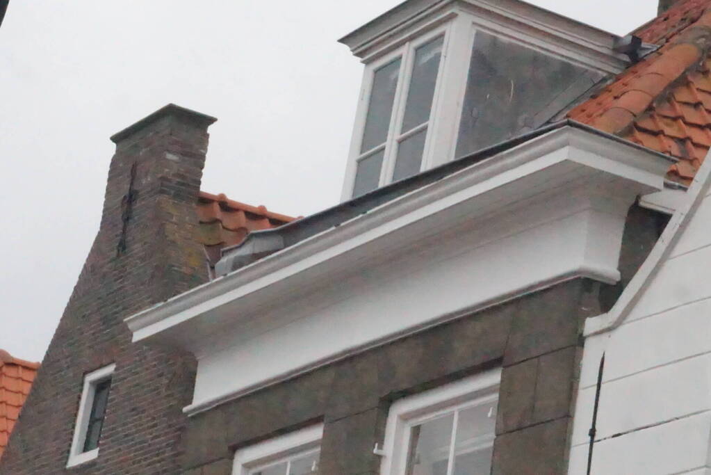 Brandweer stelt loshangende dakgoot veilig