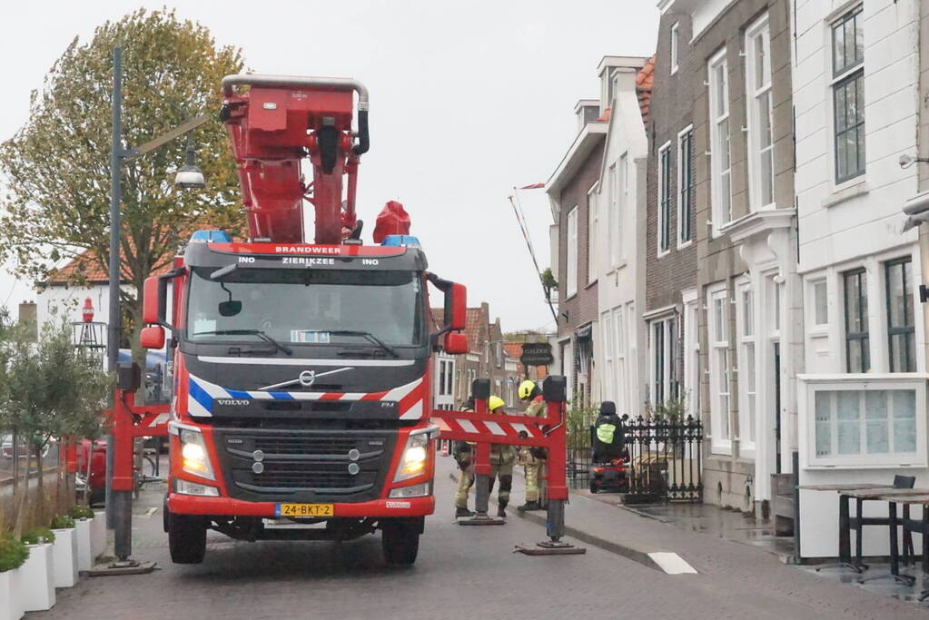 Brandweer stelt loshangende dakgoot veilig