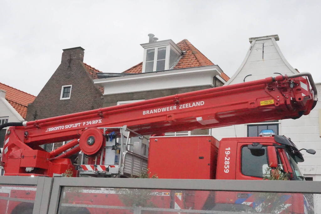 Brandweer stelt loshangende dakgoot veilig