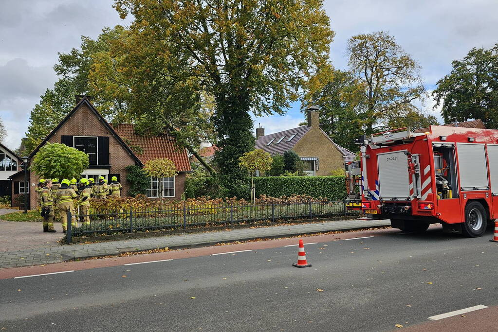 Forse schade aan woning door omgevallen boom
