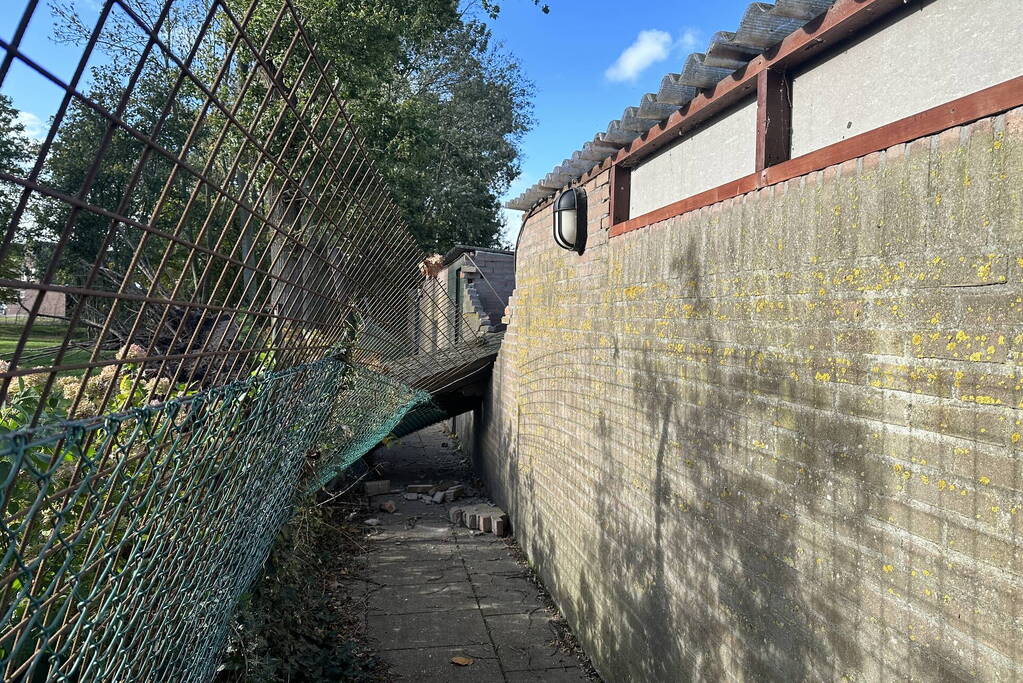 Fikse schade aan schuur door omvallende boom