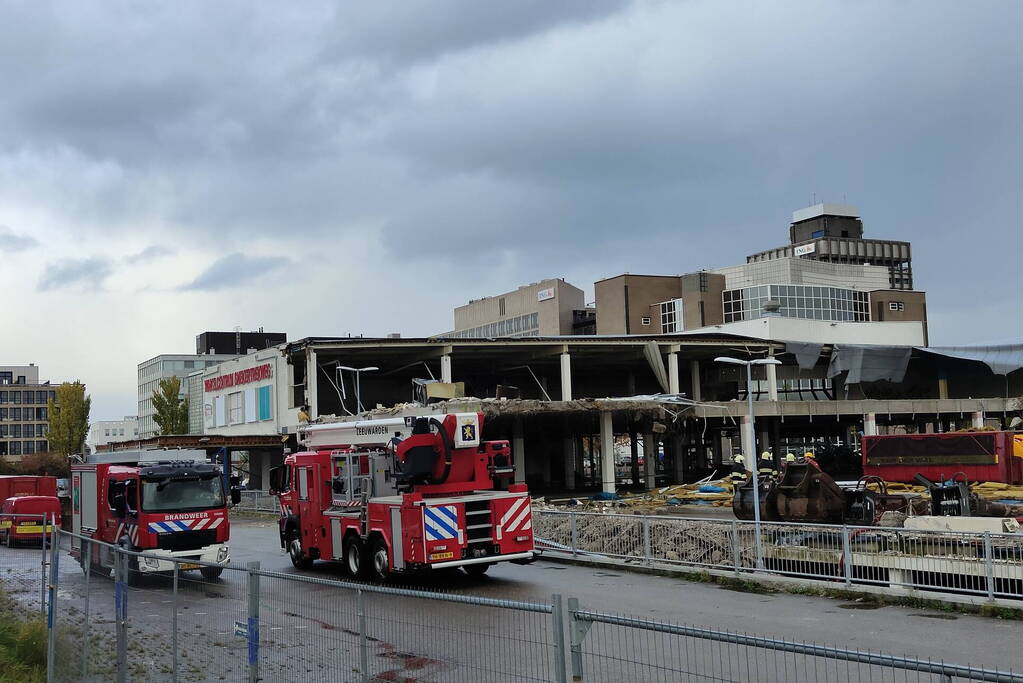 Dak dreigt van slooppand te waaien