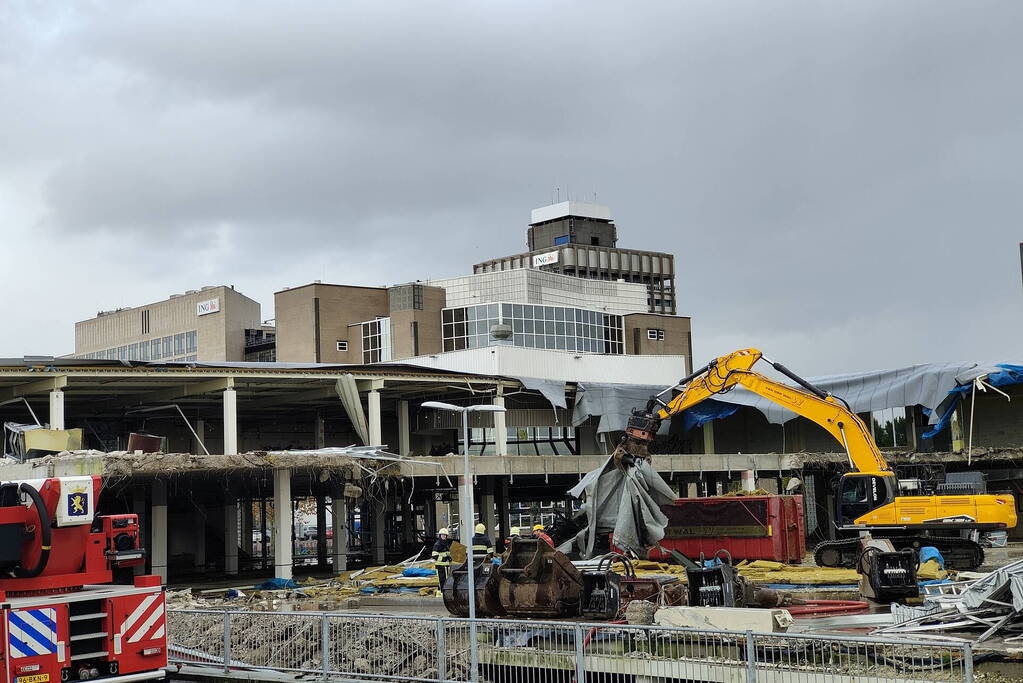 Dak dreigt van slooppand te waaien