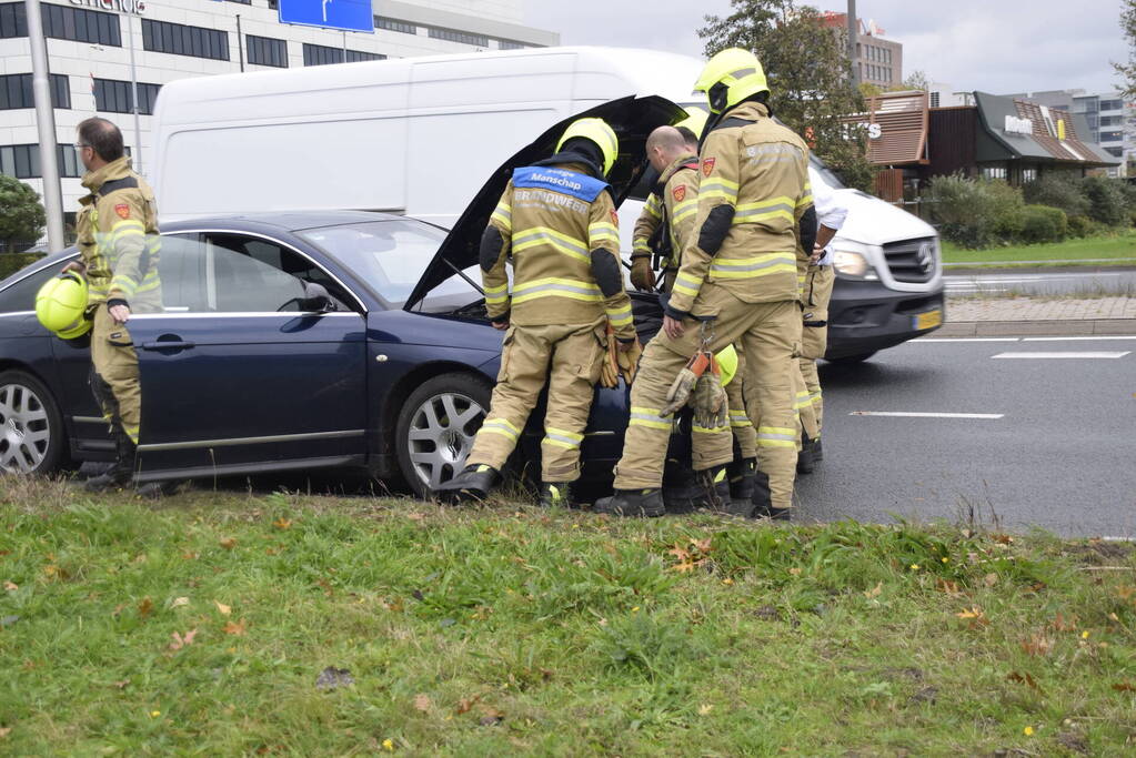 Personenauto vat vlam tijdens rijden