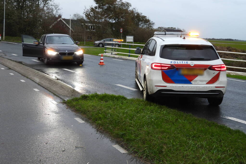 Twee voertuigen botsen op kruising