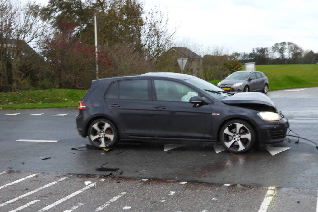 Twee voertuigen botsen op kruising