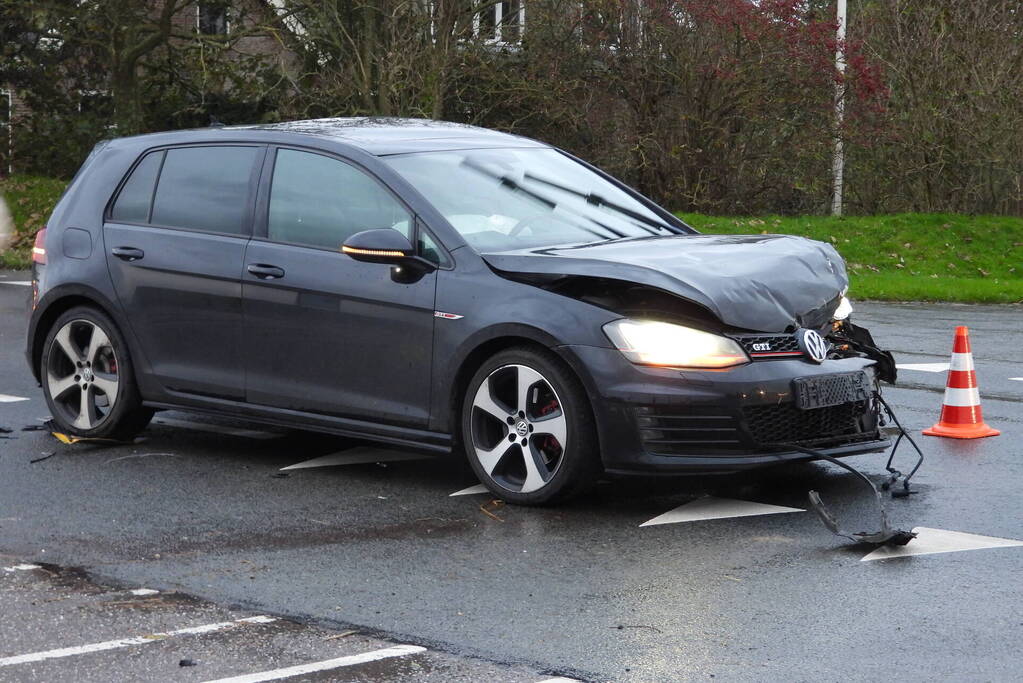 Twee voertuigen botsen op kruising