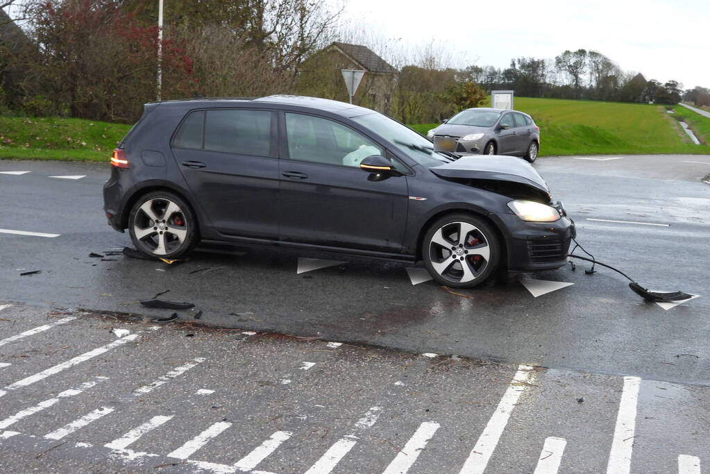 Twee voertuigen botsen op kruising