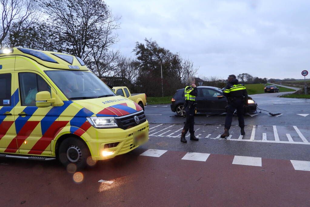 Twee voertuigen botsen op kruising