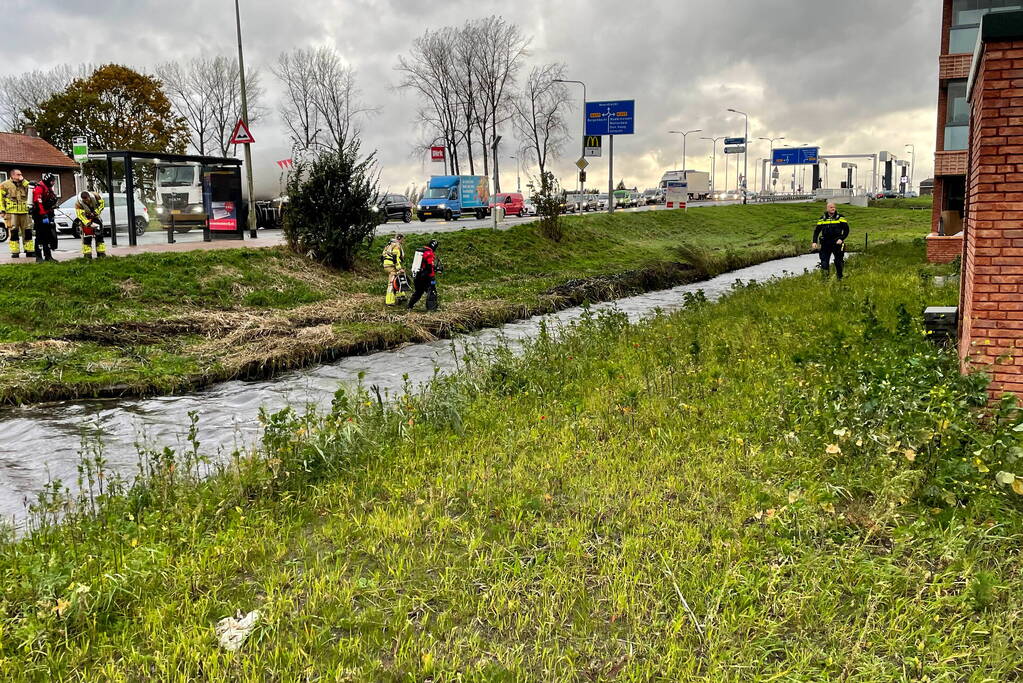 Hulpdiensten ingezet voor een Kinderfiets in het water