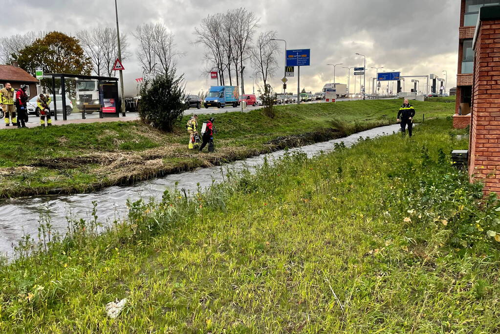 Hulpdiensten ingezet voor een Kinderfiets in het water