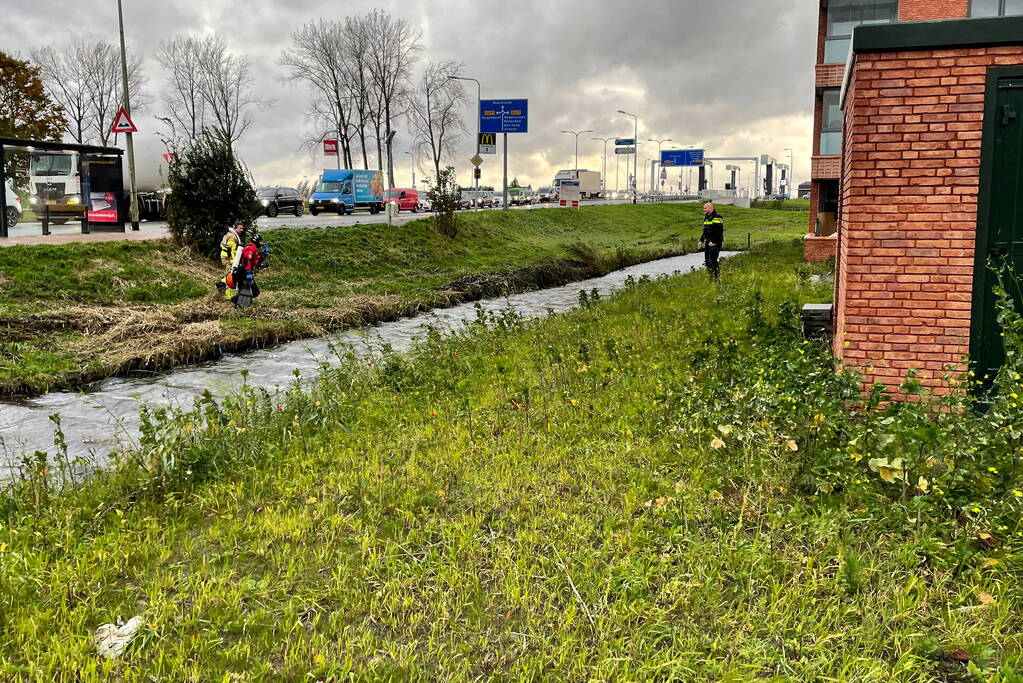 Hulpdiensten ingezet voor een Kinderfiets in het water