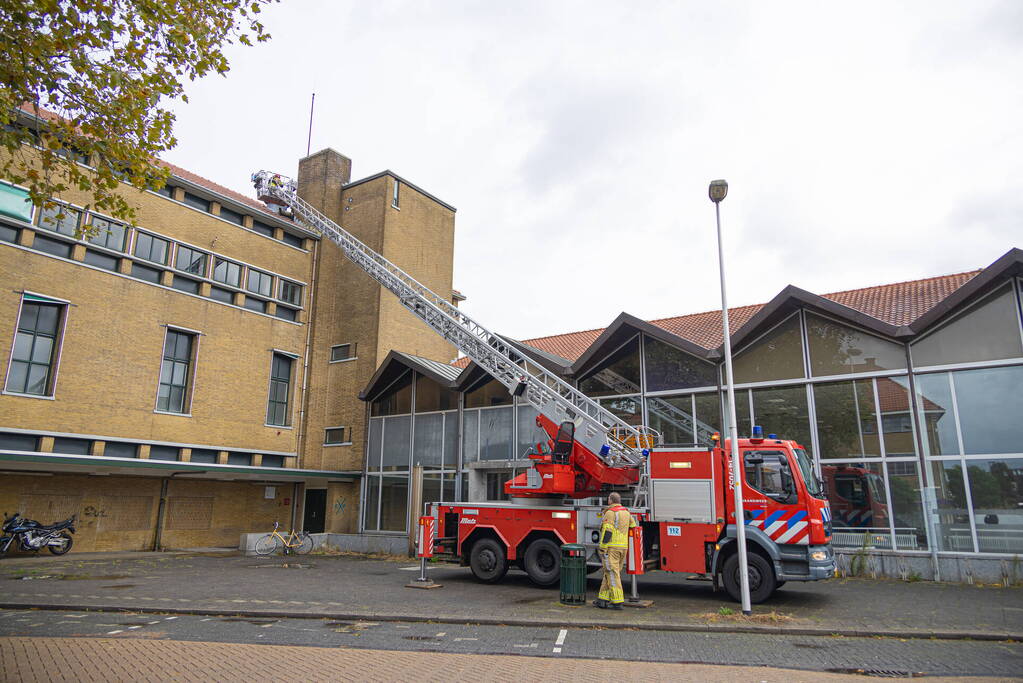 Schoorsteen breekt van leegstaand pand