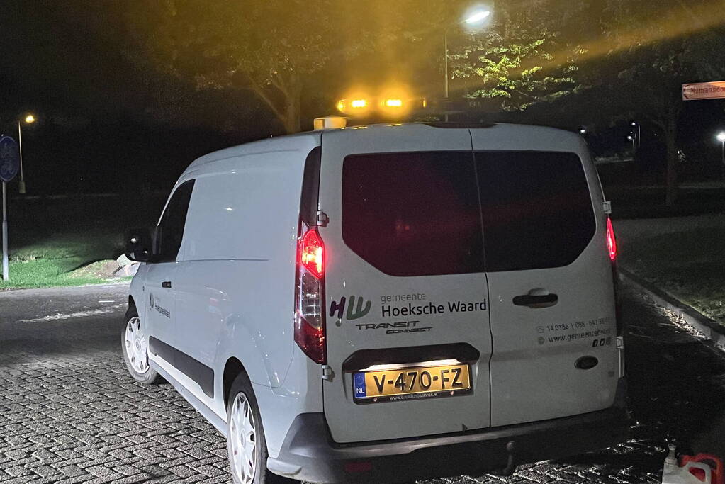 Deel van boom komt op straat terecht door harde wind