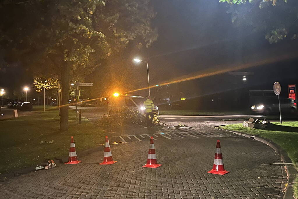 Deel van boom komt op straat terecht door harde wind