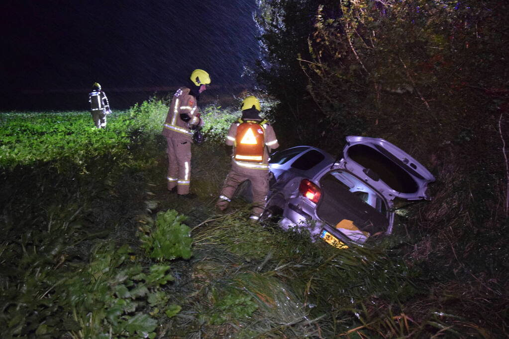 Bijzondere situatie nadat auto van weg raakt en achter bosjes verdwijnt