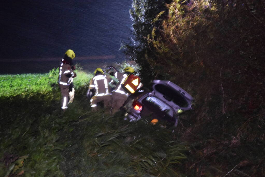 Bijzondere situatie nadat auto van weg raakt en achter bosjes verdwijnt