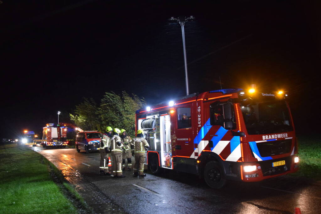 Bijzondere situatie nadat auto van weg raakt en achter bosjes verdwijnt