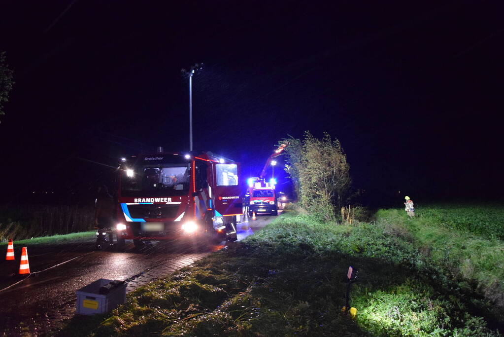Bijzondere situatie nadat auto van weg raakt en achter bosjes verdwijnt