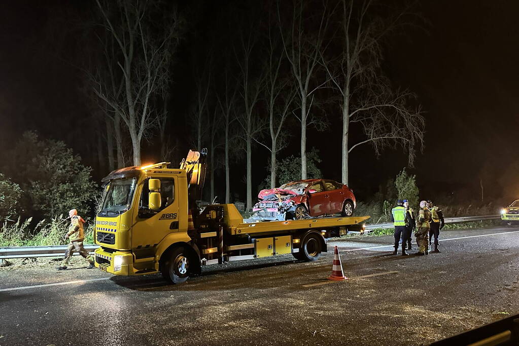 Boom plet auto op snelweg, inzittende naar ziekenhuis
