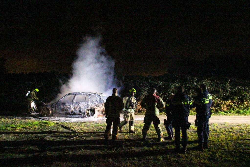 Personenauto volledig uitgebrand