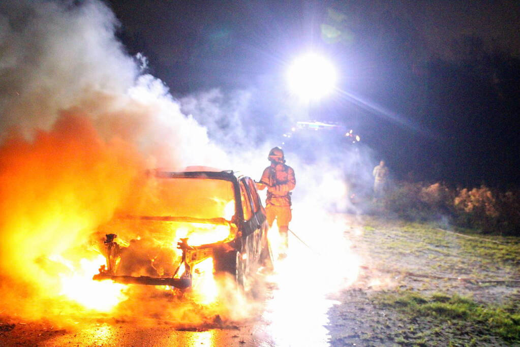 Personenauto volledig uitgebrand